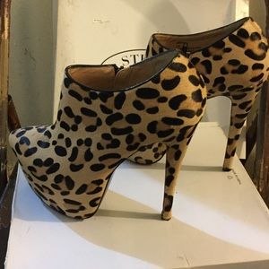 Steve Madden vipper leopard booties
