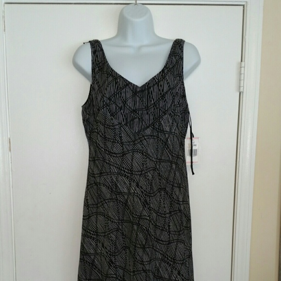 Sleeveless black/white dress.