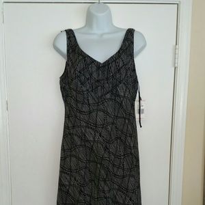 Sleeveless black/white dress.