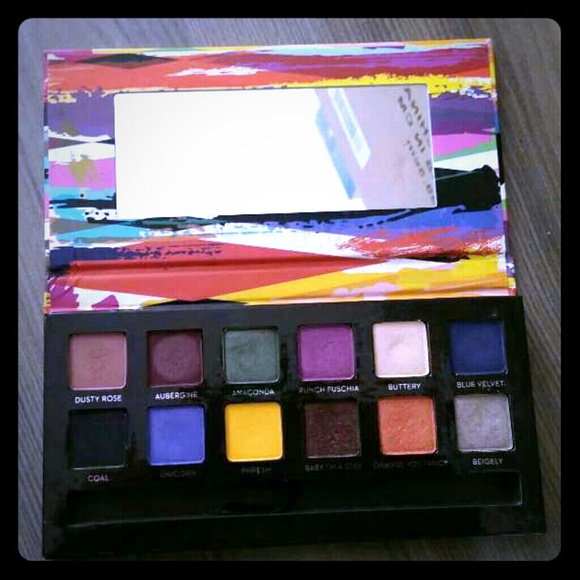 SOLD ON MERC. Anastasia beverly hills artist