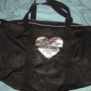 🎉SALE 🎉💖 NWT VS fashion show bag 💖