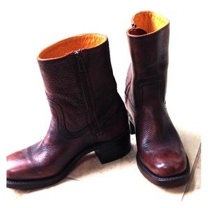 Hardly worn, brown Frye boots, Size 6