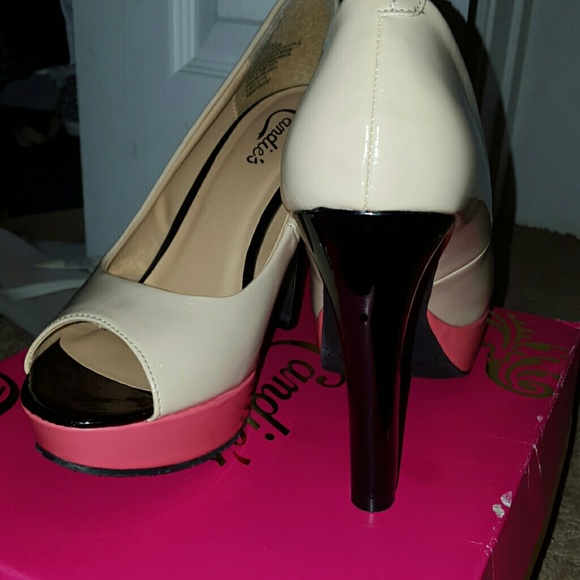 Nwot Peeptoe platform with a coral base tan black - Picture 2 of 3