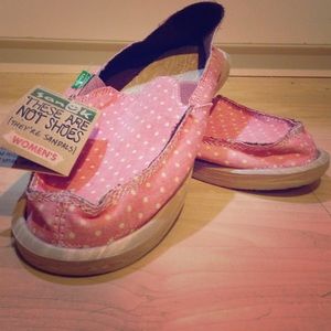 Pink polka dot Sanuks!