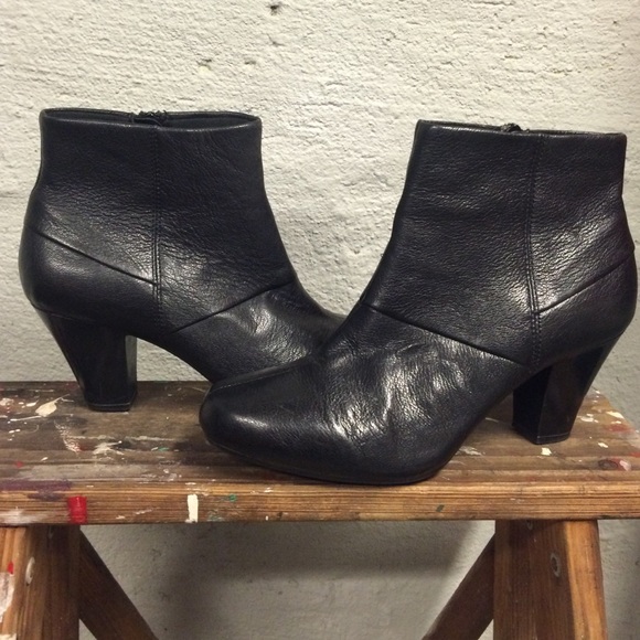 🚫SOLD🚫Clarks Booties Black Size 8