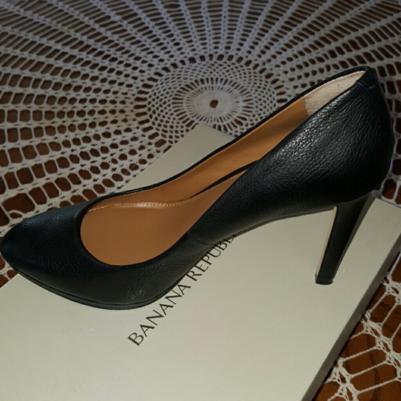 Banana Republic Black Pump