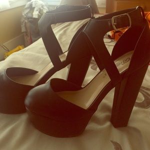 Strap black thick heel, brand new worn once