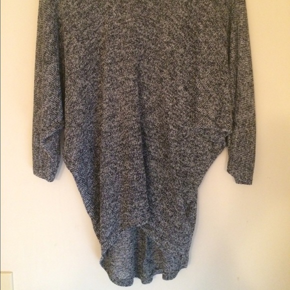 Grey quarter sleeve top.