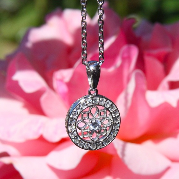 Circle Bling Necklace. NEW! - Picture 2 of 3