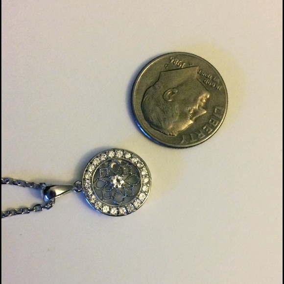 Circle Bling Necklace. NEW! - Picture 3 of 3