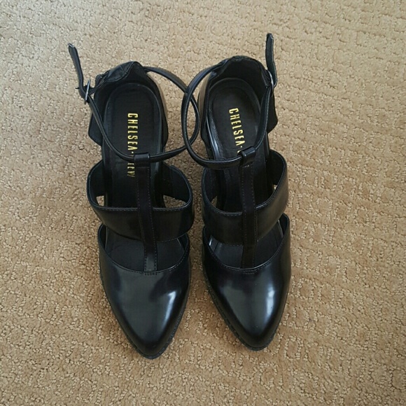 Strappy vamp Mary Jane pumps? SZ 38