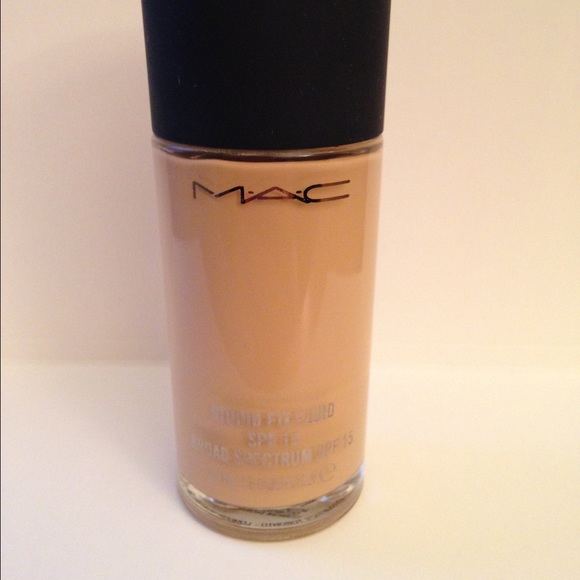M.A.C. Studio Fix Fluid SPF15 NW20