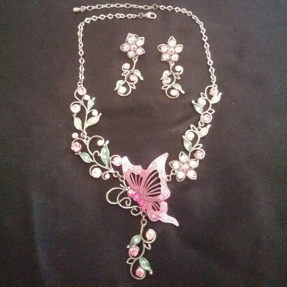 Matching set earings and neckless