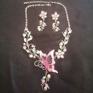 Matching set earings and neckless