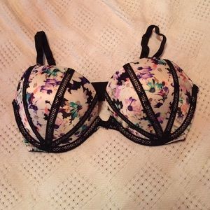 Victoria's Secret slightly padded bra. Size 36D