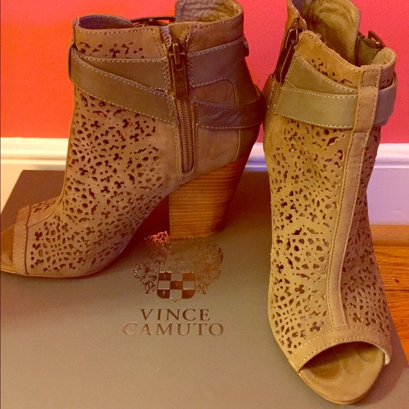 Vince Comuto Maizy Booties in Smoke Taupe