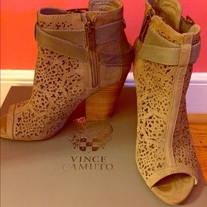 Vince Comuto Maizy Booties in Smoke Taupe