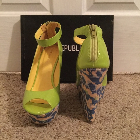 Shoe Republic LA Shoes - ππΌ Green Edee Wedge Peep Toe Sandals πΌπ Shoe Republic LA Shoes - ππΌ Green Edee Wedge Peep Toe Sandals πΌπ