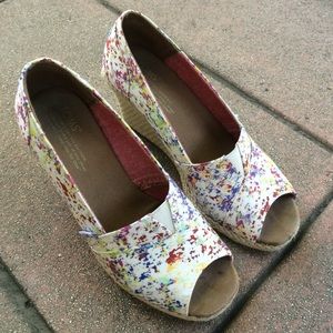 TOMS Splatter Wedges