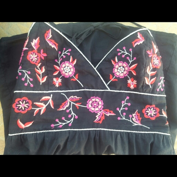 🚫🚫SOLD!!🚫🚫Embroidered floral halter top - Picture 3 of 3