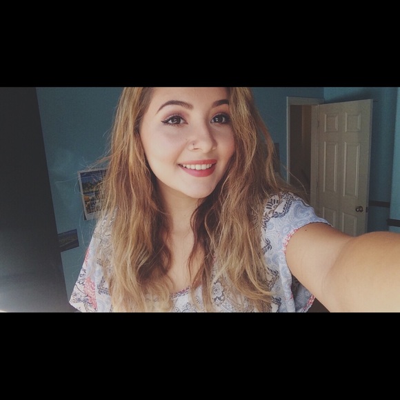 Meet your Posher, Claudia - Picture 1 of 1