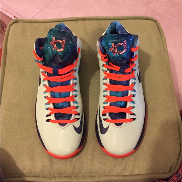 AREA 72 NIKE KD's SIZE 5.5 YOUTH 7 WOMEN