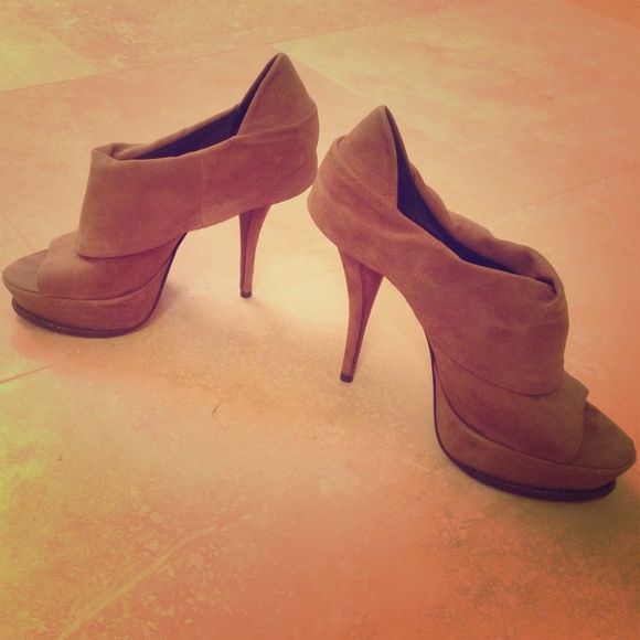 Elizabeth and James Shoes - Tan Heeled booties