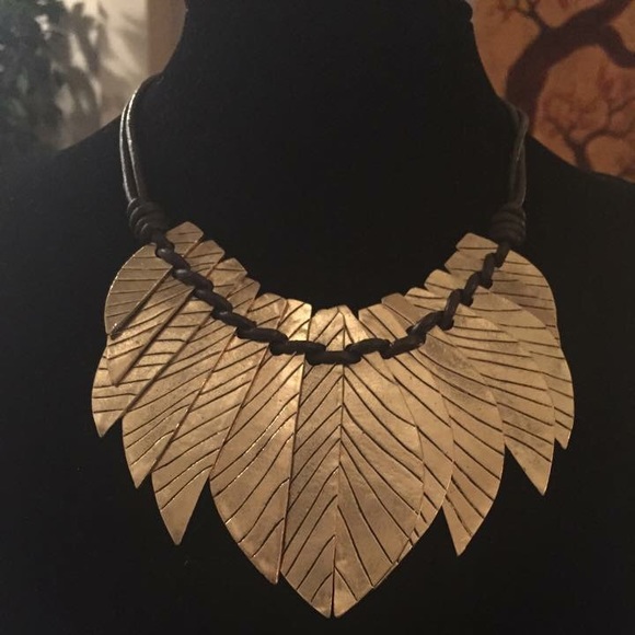 Gold leafs necklace