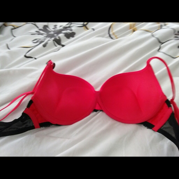 SOLD!!!!! Victoria Secret Bombshell Bra 34B - Picture 2 of 3
