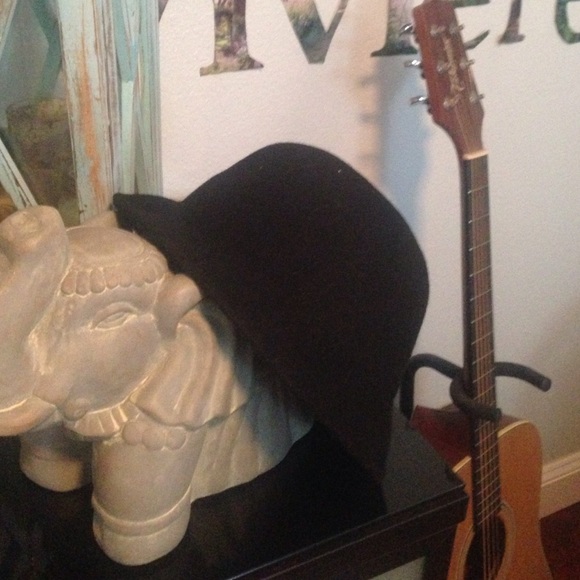 One size black felt hat