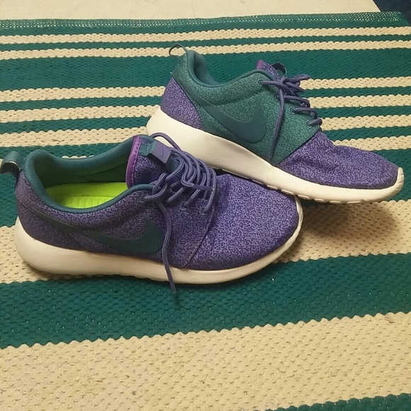 Nike Shoes - Nike roshes, perfect condition!