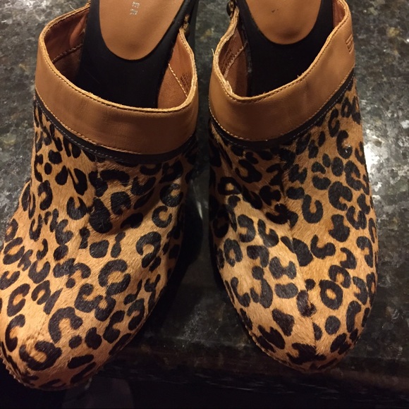 Leopard print clogs