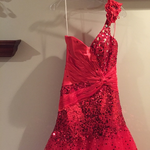 Red prom dress - Picture 2 of 4