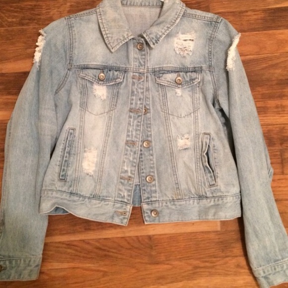 Light distressed denim jacket! (AVAILABLE)