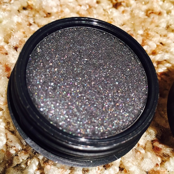 Limited Edition MAC Electric Cool Eyeshadow - Picture 2 of 4