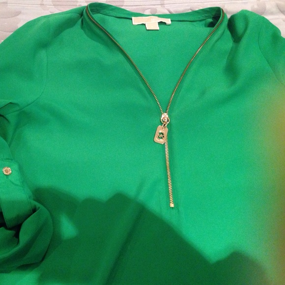 Small, loose. Michael kors top use ones.