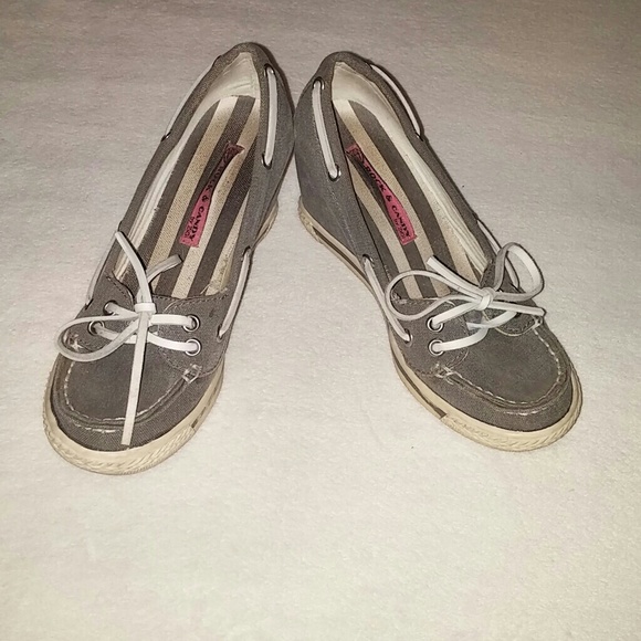 Grey pumps
