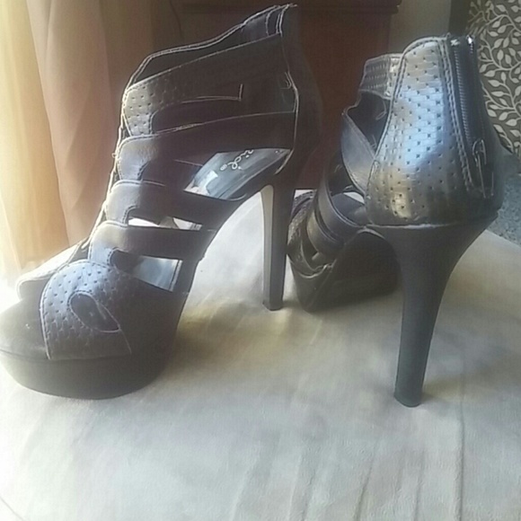 Shoes - Picture 3 of 3