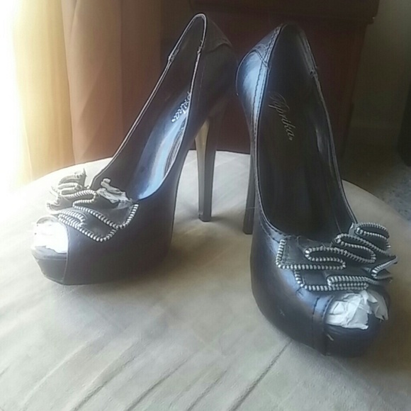 Shoes - Picture 2 of 3