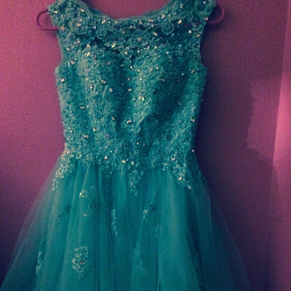 Beautiful baby blue homecoming dress with sequin.
