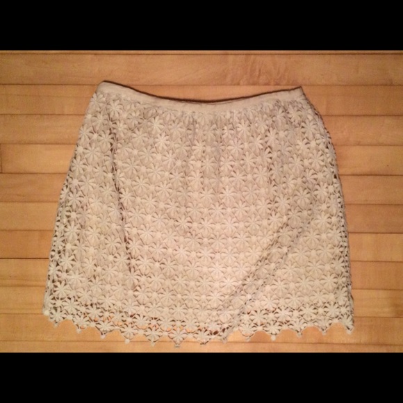 Beautiful lace skirt - Picture 1 of 3
