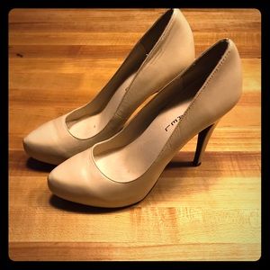 Women's size 7.5 Michael Kors Nude Heels