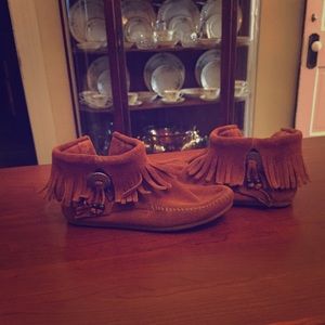 Minnetonka concho/feather ankle boots size 5.5