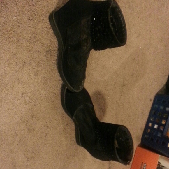 Shoes - Picture 3 of 4