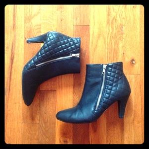 Cute black ankle boots 👢