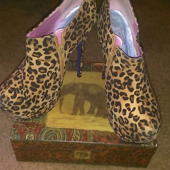 Pair of trendy leopard stilettos - Picture 1 of 3