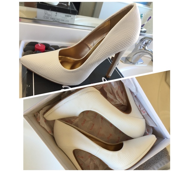 Shoes - White Pointy Heels w/ snake print. Size 7