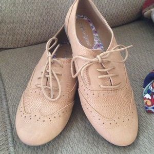 Tan lace up shoes!
