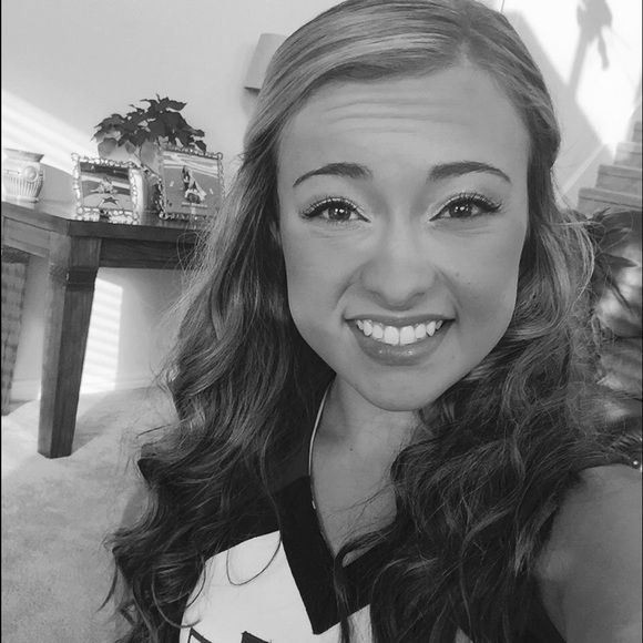 Meet your Posher, Alyssa - Picture 1 of 1