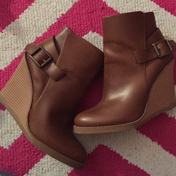 Shoes - Cute brown fall wedges